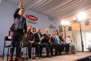 El ingeniero que se metió a la Costa cuando nadie quería ir recibe reconocimiento de la industria de la construcción de Michoacán